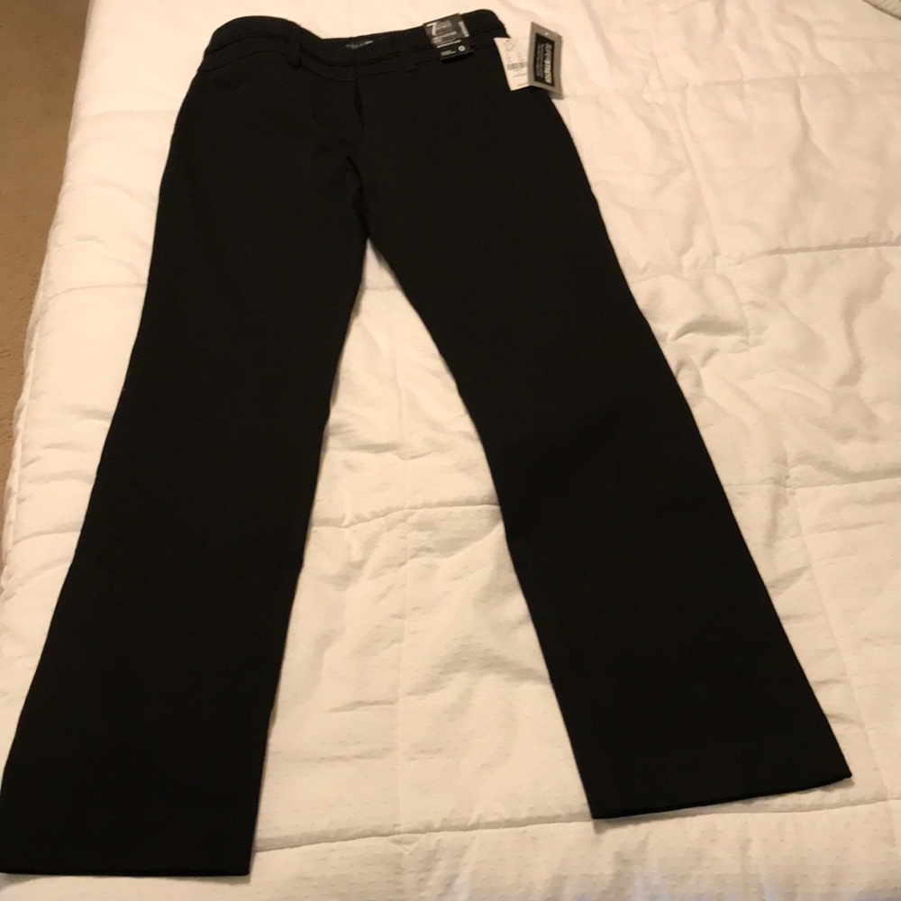 New York & Company Design Studio Women’s black Signature fit pant. Size 0.